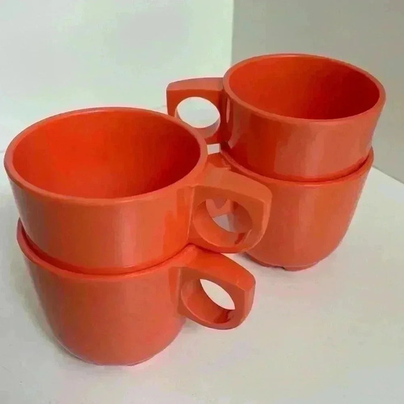 Set of 4 1970 Vanguard by Maplex Melamine coffee or tea mugs in pinky-orange - Picture 1 of 11